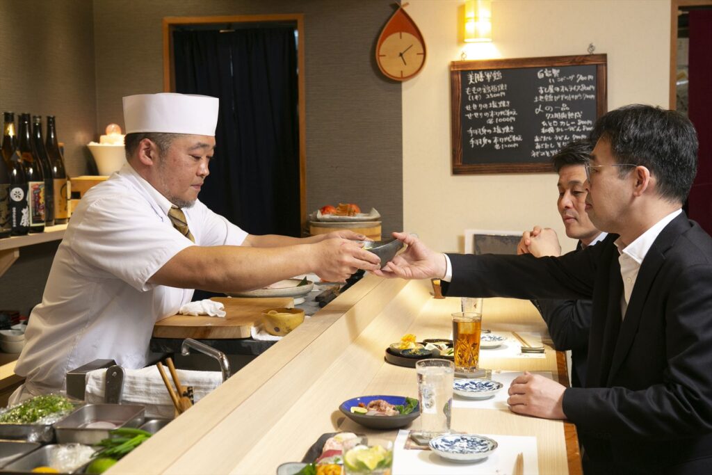 魚菜鶏 神楽戸のカウンターの様子。店主の調理・包丁さばきが見える距離です。